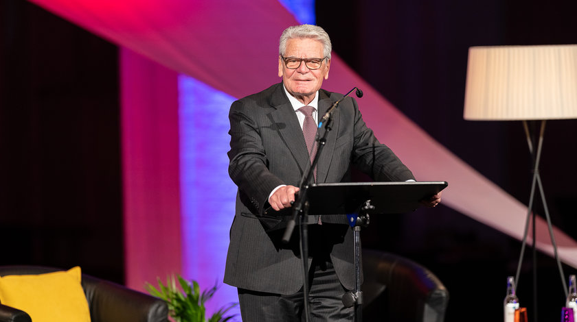 Bundespräsident a.D. Joachim Gauck steht am Rednerpult und spricht zum Thema Toleranz