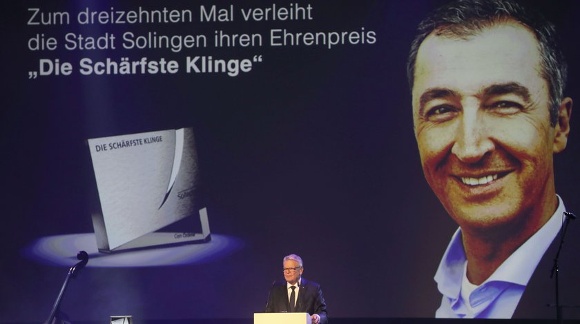 Bundespräsident a.D. Joachim Gauck hält eine Laudatio auf Cem Özdemir anlässlich der Preisverleihung "Die schärfste Klinge" in Solingen