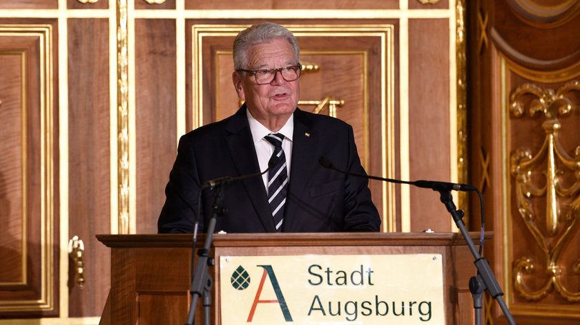 Bundespräsident a.D. Joachim Gauck trägt seine Laudatio auf die Friedenspreisträger vor.