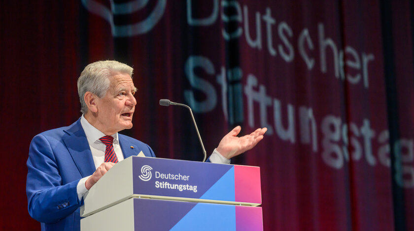 Bundespräsident a.D. Joachim Gauck hält eine Rede anlässlich des Deutschen Stiftungstags in Wiesbaden im RheinMain CongressCenter