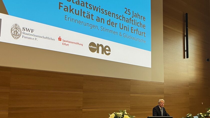 Bundespräsident a.D. Joachim Gauck hält eine Rede an der Universität Erfurt