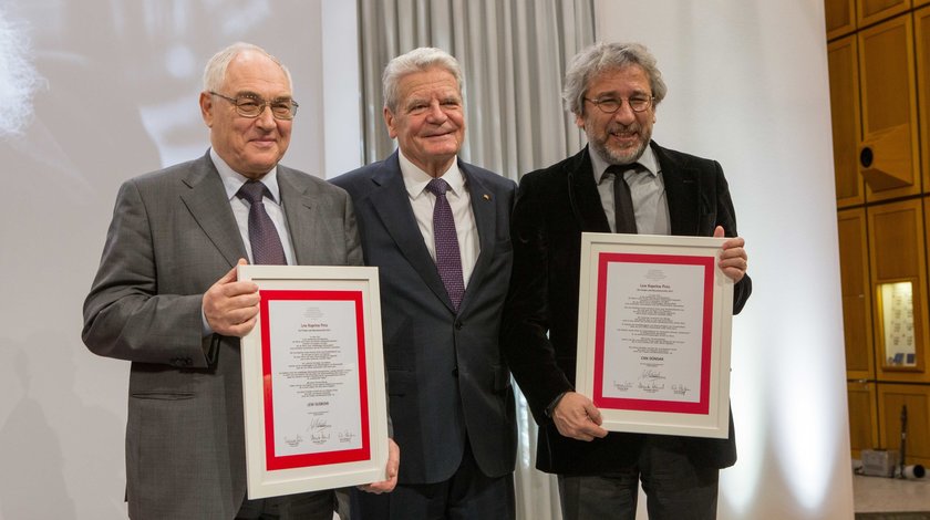 Joachim Gauck mit den Preisträgern Lew Gudkow (li.) und Can Dündar (re.) in Köln bei der Verleihung des Lew-Kopelew-Preises
