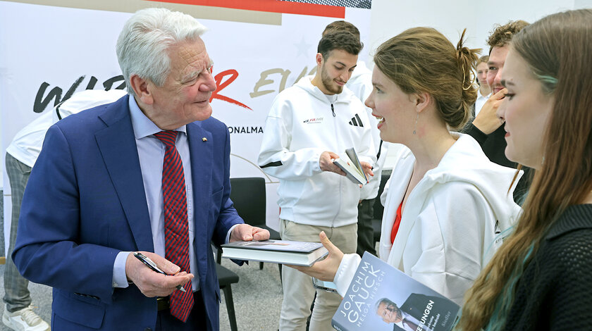 Bundespräsident a.D. Joachim Gauck im Austausch mit Teilnehmenden des Berlin-Forums