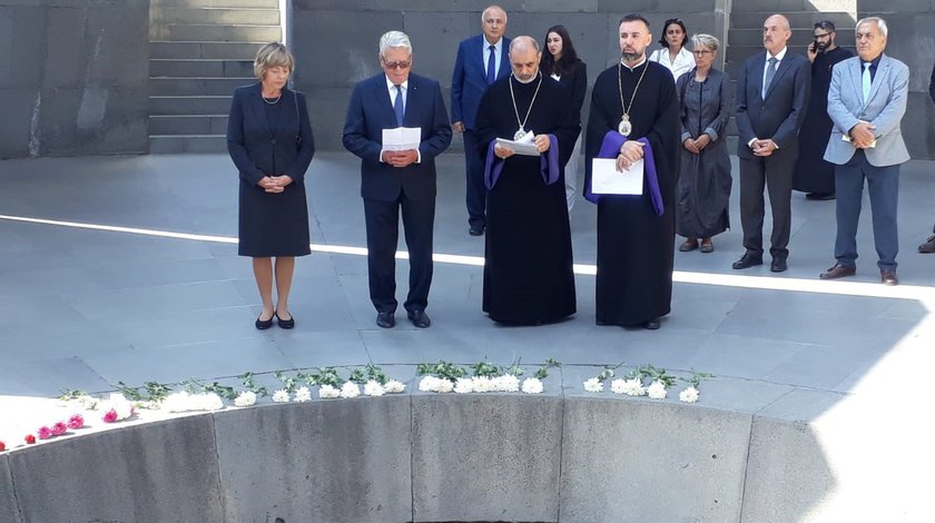 Bundespräsident a.D. Joachim Gauck und Daniela Schadt in der Gedenkstätte für die Opfer des Genozids in Yerevan
