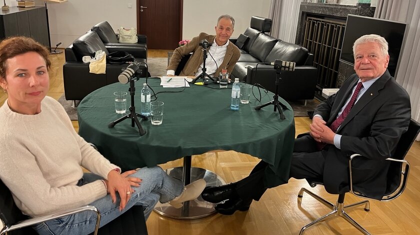 Bundespräsident a.D. Joachim Gauck im Gespräch mit Juli Zeh in dem Podcast "Debatte zu dritt" von Tim Guldimann