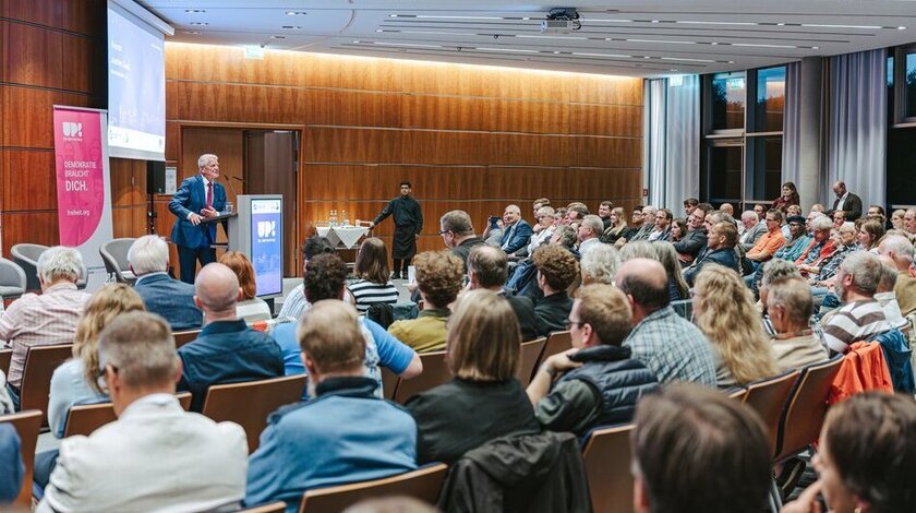 Bundespräsident a.D. Joachim Gauck hat beim Arno-Esch-Symposium 2025 in der Hansemesse eine Rede gehalten
