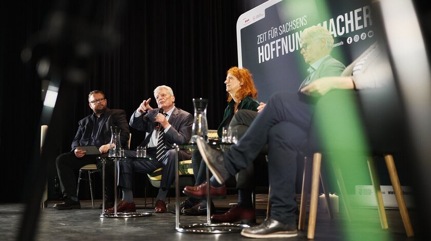 Bundespräsident a.D. Joachim Gauck tauscht sich in der Rudolf-Hildebrand-Schule mit Professorin Susan Arndt und Stephan Bickhardt aus (v. li.)