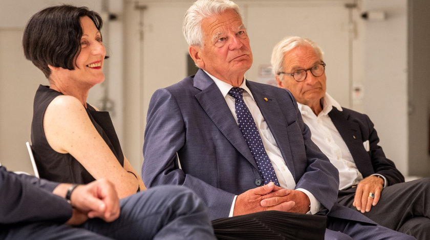 In der ersten Reihe sitzen während der Pressekonferenz Herta Müller, Joachim Gauck und Bernd Schultz