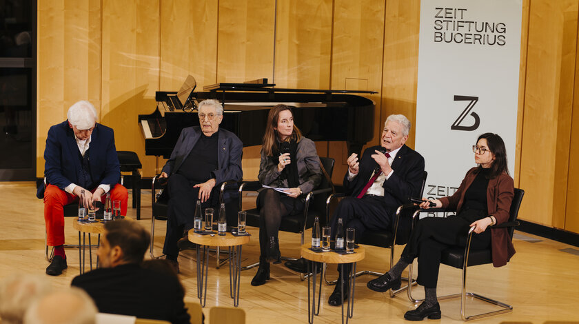 Bundespräsident a.D. Joachim Gauck im Gespräch mit Gerhart Baum (2 v.li.), Rechtsanwalt, Politiker (FDP) und ehemaliger Bundesinnenminister, Anne Hähnig (re.), Redaktionsleiterin der ZEIT im Osten und Wolfgang Kraushaar (1 v. li), Politikwissenschaftler und Autor.