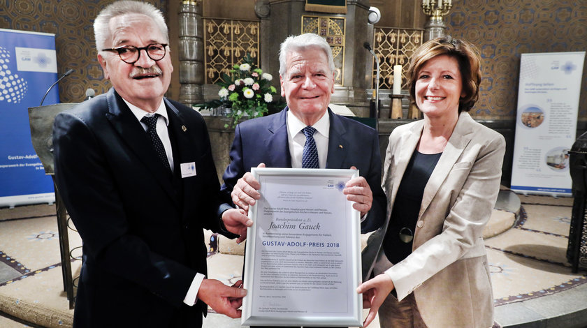 Pfarrer Gerhard Hechler (li.) und Laudatorin Malu Dreyer überreichen die Urkunde des Gustav-Adolf-Preises in der Martin-Luther-Kirche in Worms an Bundespräsident a.D. Joachim Gauck