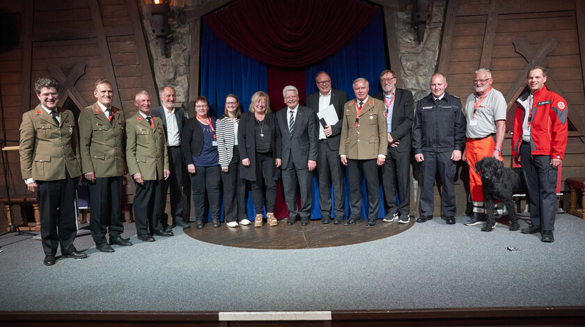 Joachim Gauck steht umringt von Johanniter auf der Bühne beim Tag der Johanniter in Potsdam