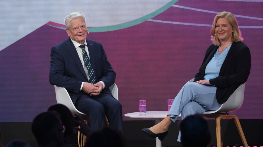 Bundespräsident a.D. Joachim Gauck im Austausch mit Eva Quadbeck, Chefredakteurin und Leiterin des RND-Hauptstadtbüros