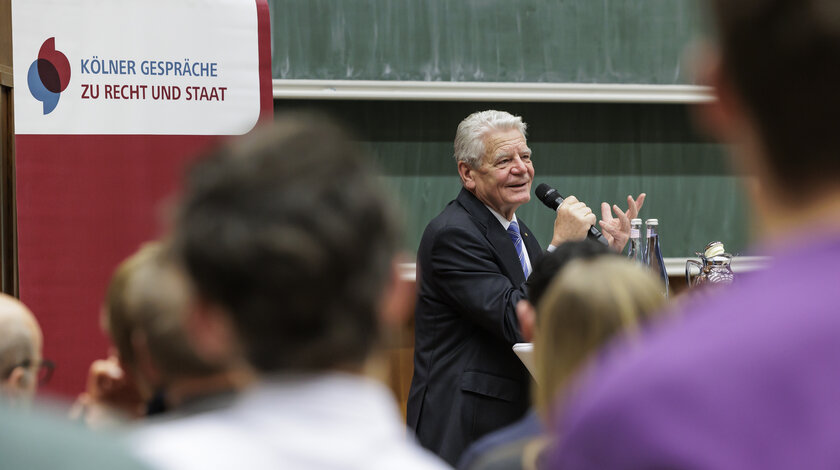 Bundespräsident a.D. Joachim Gauck hält das Eingangsstatement an der Universität zu Köln