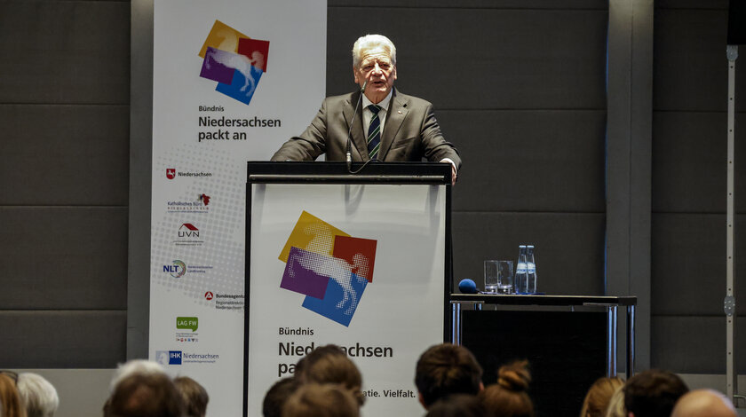 Bundespräsident a.D. Joachim Gauck hält eine Rede anlässlich der 10. Konferenz "Niedersachsen packt an" im Convention Center in Hannover