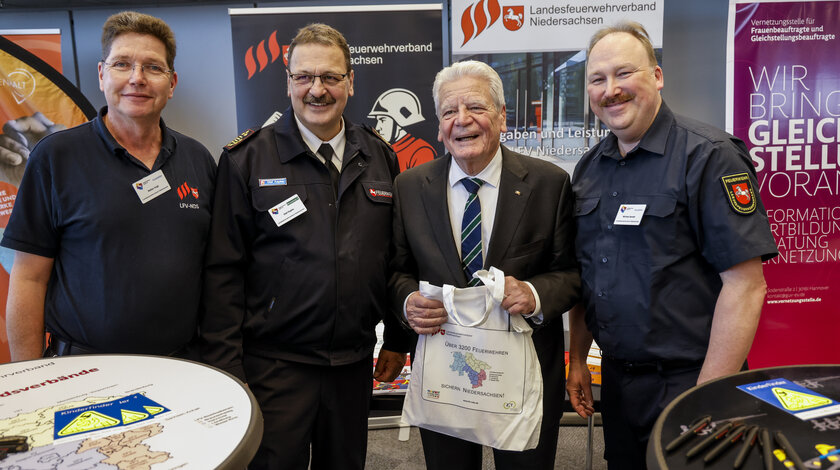 Besuch eines Standes des Landesfeuerwehrverbandes auf dem „Marktplatz der Ideen“