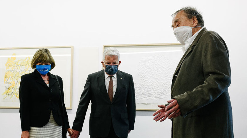 Bundespräsident a.D. Joachim Gauck und Daniela Schadt bei der Ausstellungseröffnung mit Künstler Günther Uecker