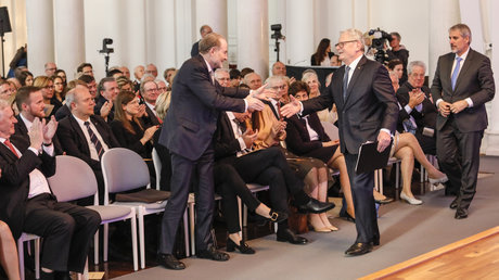 Bundespräsident a.D. Joachim Gauck beglückwünscht Timothy Garton Ash zum Hanns-Martin-Schleyer-Preis in Stuttgart