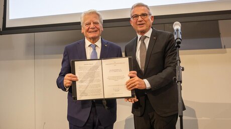 Bundespräsident a.D. Joachim Gauck bei der Preisverleihung mit Thomas Strobl, stellvertretender Ministerpräsident und Minister des Inneren, für Digitalisierung und Kommunen des Landes Baden-Württemberg