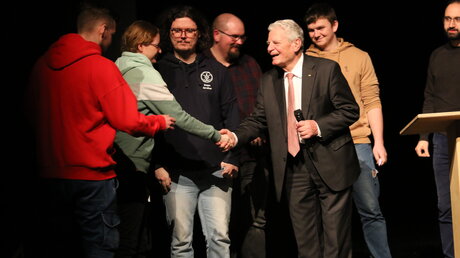 Bundespräsident a.D. Joachim Gauck im Austausch mit Auszubildenden der Bundeswehr im Stadttheater Wilhelmshaven