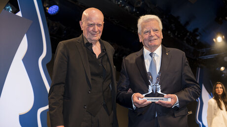 Bundespräsident a.D. Joachim Gauck und Ralf Fücks bei der Verleihung des Politikawards im Tipi am Kanzleramt