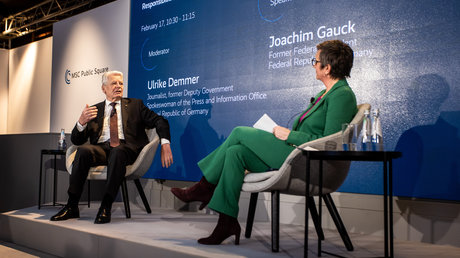 Bundespräsident a.D. sitzt mit Ulrike Demmer auf dem Podium und diskutiert über Deutschlands internationale Verantwortung