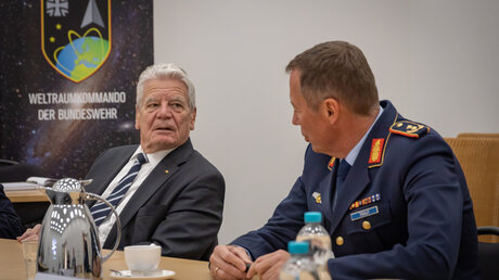 Bundespräsident a.D. Joachim Gauck im Austausch mit Generalmajor Michael Traut anlässlich des Besuchs des Weltraumkommandos