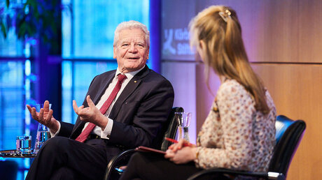 Bundespräsident a.D. Joachim Gauck im Gespräch mit Alisa Vogt bei der Körber-Stiftung in Hamburg