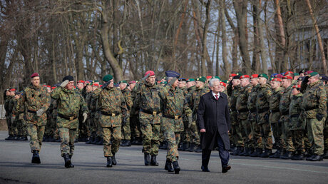 Bundespräsident a.D. Joachim Gauck beim feierlichen Aufstellungsappell der Heimatschutzdivision