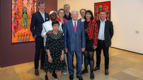 Bundespräsident a.D. Joachim Gauck beim Ausstellungsrundgang mit (v. li.): Joachim Gengenbach (Vorsitzender der Augustinum Stiftung), Desmond Tjonakoy (3. Preis), Belén Sánchez (2. Preis), Dr. Monika Jagfeld (Mitglied der euward-Jury), Dr. Andrea Lissoni (Künstlerischer Geschäftsführer Haus der Kunst), Klaus Mecherlein (euward-Kurator), Samaneh Atef (1. Preis) und Prof. Dr. Colin D. Rhodes (Mitglied der euward-Jury)