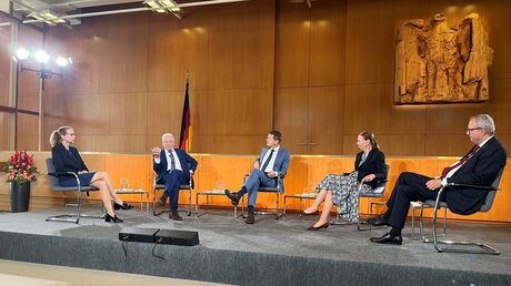 Bundespräsident a.D. Joachim Gauck im Gespräch mit Mitherausgeberin der Festschrift „Verfassungsrechtspflege“, Frauke Brosius-Gersdorf, dem Moderator Jörg Schönenborn (WDR), Botschafterin a.D. in den USA, Emily Haber, und dem Mitherausgeber der Festschrift „Der Blick von außen − A View from Outside“, Andreas Voßkuhle (v.li.)