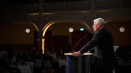Bundespräsident a.D. Joachim Gauck hält in der Villa Elisabeth eine Rede