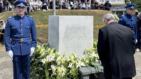 Bundespräsident a.D. Joachim Gauck beim Gedenken am Memorial-Zentrum Potočari