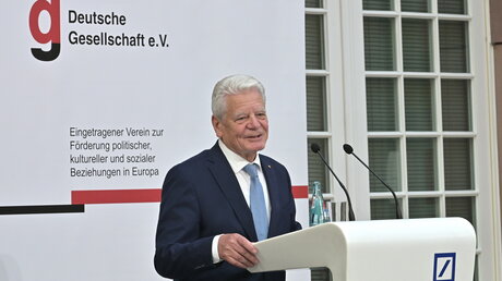 Bundespräsident a.D. Joachim Gauck hält eine Dankesrede anlässlich der Preisverleihung der Deutschen Gesellschaft