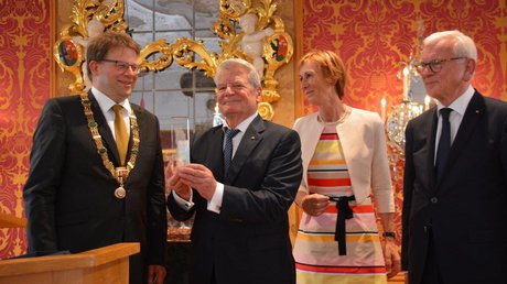 Bundespräsident a.D. Joachim Gauck bei der Verleihung des Winfried-Preises gemeinsam mit Oberbürgermeister Heiko Wingenfeld, Bettina Langer, Tochter des Stifters Dr. Heinz G. Waider, und Hans-Gert Pöttering, Präsident des Europäischen Parlamentes a.D. (v.li.)