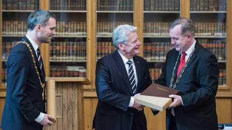 Bundespräsident a.D. Joachim Gauck bei der Verleihung des Karls IV.-Preises in der Karls-Universität in Prag mit dem Oberbürgermeister von Prag, Zdeněk Hřib (li.) und dem Rektor der Karls-Universität, ‎Tomáš Zima