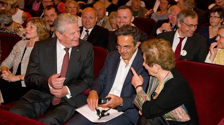 Joachim Gauck im Gespräch mit dem Preisträger Navid Kermani im Deutschen Theater in Göttingen
