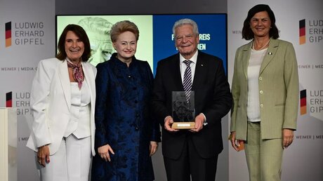 Bundespräsident a.D. Joachim Gauck bei der Verleihung des Freiheitspreises der Medien mit der Verlegerin Christiane Goetz-Weimer, der früheren litauischen Staatspräsidentin Dalia Grybauskaitė und der Präsidentin des Bayerischen Landtags, Ilse Aigner (v. li.)