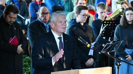 Joachim Gauck steht am Rednerpult auf der Kriegsgräberstätte Bad Bodendorf