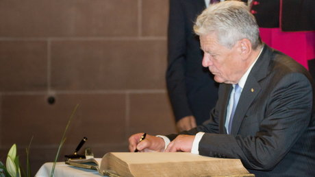 Joachim Gauck beim Eintrag ins Goldene Buch der Stadt Worms