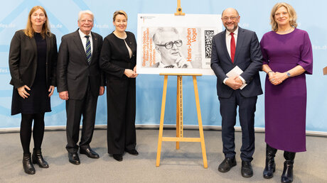 Bundespräsident a.D. Joachim Gauck bei der Vorstellung der Sonderbriefmarke zu Ehren Hans-Jochen Vogels gemeinsam mit Dr. Anja Kruke, Leiterin des Archivs der sozialen Demokratie der FES (li.), Franziska Giffey, Bürgermeisterin und Senatorin für Wirtschaft, Energie und Betriebe (3. v. li.), Martin Schulz, Vorsitzender der FES (2. v. re.) und Dr. Sabine Fandrych, Geschäftsführendes Vorstandsmitglied der FES (re.)