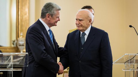 Bundespräsident a.D. Joachim Gauck und Karolos Papoulias - ARCHIVBILD