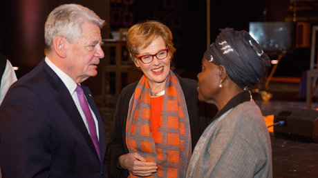 Bundespräsident a.D. Joachim Gauck im Austausch mit Cornelia Füllkrug-Weitzel, Präsidentin von Brot für die Welt, und Agnes Abuom, Vorsitzende des Ökumenischen Rats der Kirchen