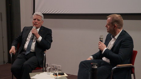 Bundespräsident a.D. Joachim Gauck im Austausch mit dem Moderator des Gesprächs im Kubus, Andreas Postel, in Erfurt