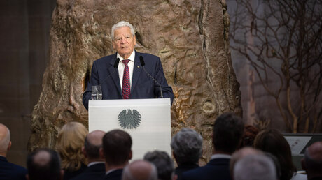 Joachim Gauck am Rednerpult im LIB Museum König in Bonn