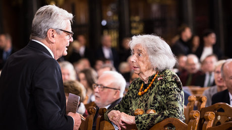 Bundespräsident a.D. Joachim Gauck und die Zeitzeugin Margot Friedländer unterhalten sich im Berliner Dom
