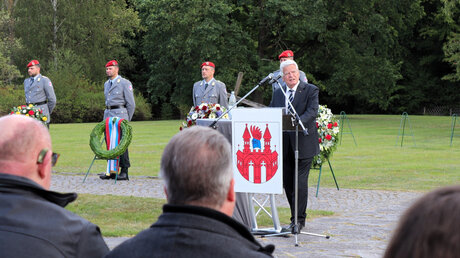 Bundespräsident a.D. Joachim Gauck hält eine Gedenkrede im ehemaligen Lager Fünfeichen in Neubrandenburg