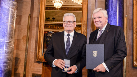 Bundespräsident a.D. Joachim Gauck hat die Wilhelm-Leuschner-Medaille vom hessischen Ministerpräsidenten Volker Bouffier verliehen bekommen