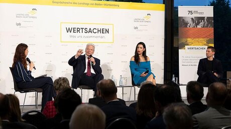 Bundespräsident a.D. Joachim Gauck im Austausch mit Moderatorin Nicole Köster, Unternehmerin Tijen Onaran und Dr. Ronen Steinke, Journalist (v. li.)