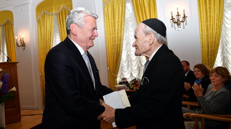 Bundespräsident a.D. Joachim Gauck im Austausch mit dem Landesrabbiner William Wolff im Rathaus