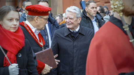 Bundespräsident a.D. Joachim Gauck im Austausch mit Rektor Wolfgang Schareck beim Festumzug anlässlich 600 Jahre Universität Rostock